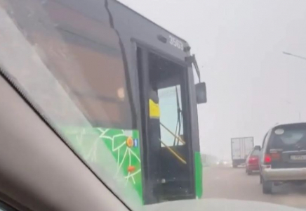 ​Алматыда жолаушылар мінген автобус пен жеңіл көлік соқтығысып, бір адам қайтыс болды