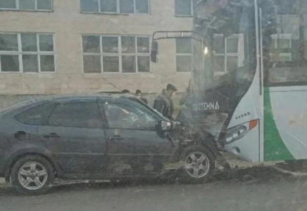 Петропавлда автобус пен жеңіл көлік соқтығысып, екі адам жарақат алды