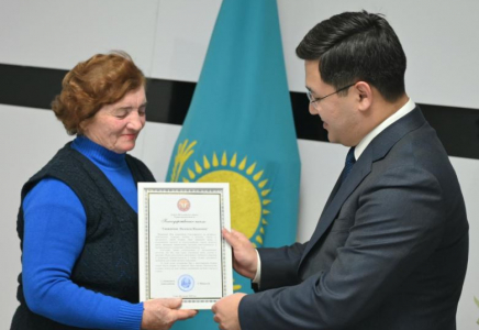 ТҮРКІСТАН: 40 жылдан бері көше тазалығына үлес қосып жүрген патриотқа құрмет көрсетілді