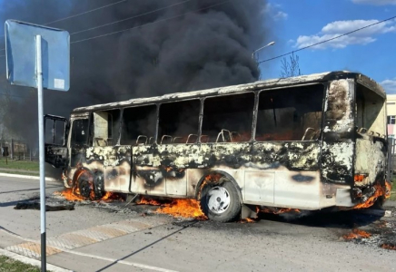 ​Ақсай қаласында мектеп автобусы өртеніп, жүргізуші жарақат алды