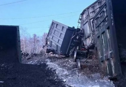 Ресейдің Амур облысында жүк пойызының 35 вагоны рельстен шықты