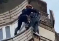 Балконнан секірейін деп тұрған қарияны полицейлер құтқарып алды