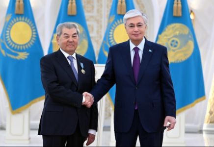 Президент көрнекті мемлекет және қоғам қайраткері Қуаныш Сұлтановқа «Отан» орденін cалтанатты түрде табыстады
