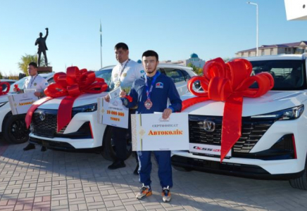 Түркістан облысында әлем чемпиондарына автокөлік табысталды