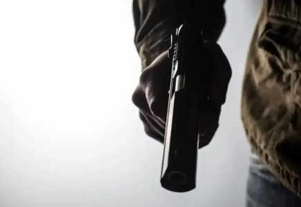 Индерборда ағайынды екі жігіт 30 жастағы ер адамды үйінің алдында атып кетті