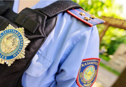 Вокзалда есінен танып, құлап түскен әйелді полицейлер ажалдан арашалап қалды