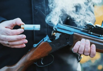 Атырау тұрғыны көршісінің 30 жыл бұрын айтқан сөзінің кесірінен әйелін атып тастады