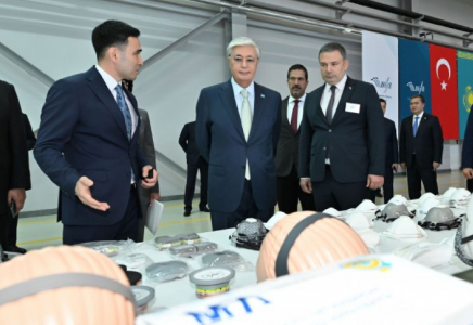 Президент респиратор мен газтұтқы шығаратын зауытқа барды