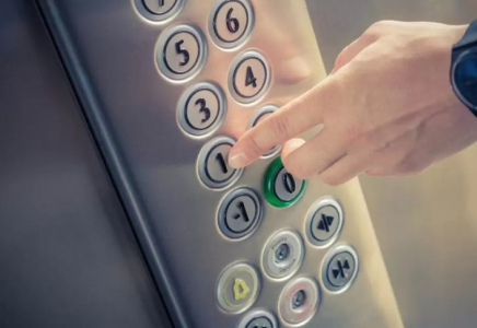 Алматыда ер адам лифтіде қыз баланы соққыға жықты