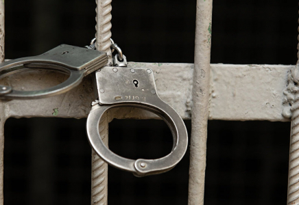 Алматыда түн ішінде ауладағы көліктерді тепкен ер адамдар ұсталды – видео