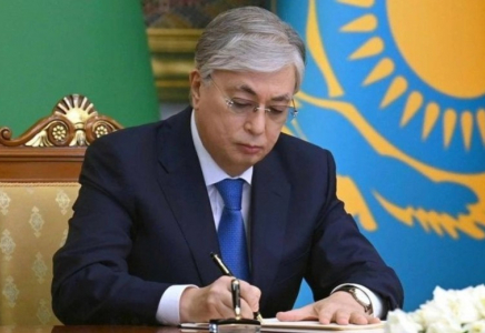 ​Мемлекет басшысы ЛГБТ насихатына тыйым салатын заңға қол қойды