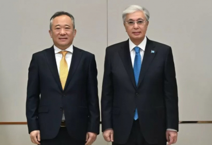 Мемлекет басшысы Бейжің Тіл және мәдениет университетінің президенті Дуань Пэнді қабылдады