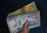 "Бөліп төлеу де несие": Қазақстандықтардың табысынан көп несие алуына тыйым салынады