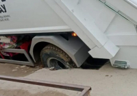 Ақтауда қоқыс таситын көлік шұңқырға түсіп кетті