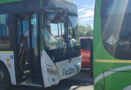 Атырауда 2 автобус соқтығысып, 6 адам ауруханаға түсті