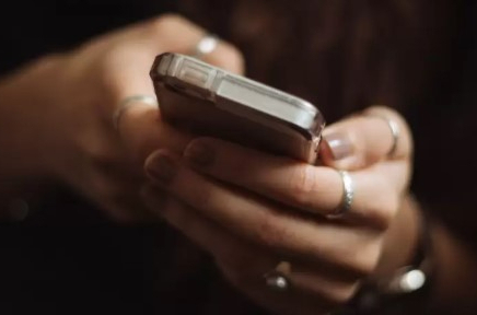 «Ауылдан келген»: қазаққа тіл тигізген алматылық әйел жұмыстан қуылды