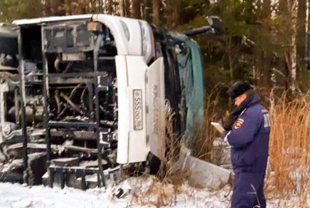 Танымал әншінің жанкүйерлері отырған автобус концерттен қайтар жолда аударылды