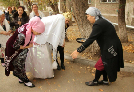 ​Келіннің сәлем салуы - ізеттіліктің белгісі