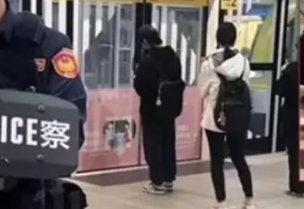 Метрода пышақ ұстаған еркек айналасындағы жұртқа шабуыл жасады: 3 адам қаза болды