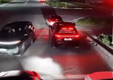 ​Шымкентте жол қозғалысы ережелерін өрескел бұзған автокортеж тоқтатылды