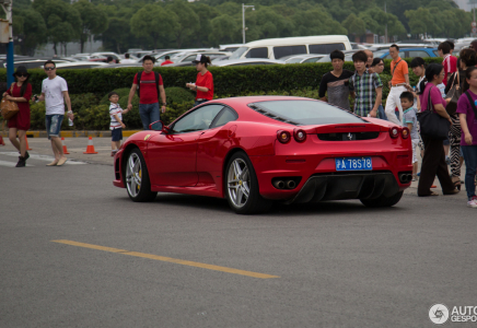 ​Баласын мектепке Ferrari-мен әкелген әкені ата-аналар чатынан шығарып тастады