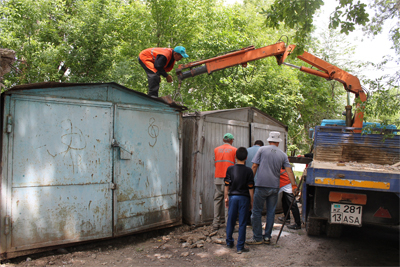 Шымкентте қаланы көріктендіруге кедергі болған құрылыстар бұзылып жатыр