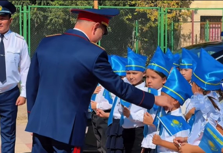 ​Шымкент полициясының басшысы бірінші сынып оқушыларын алғашқы қоңыраумен құттықтады