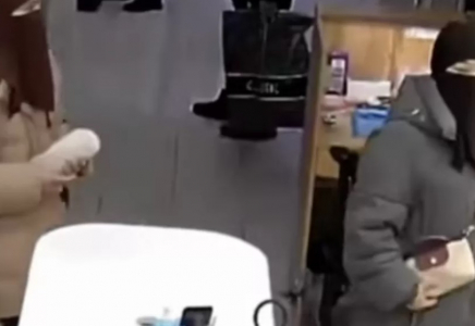 Ақтөбеде 2 қыз дүкен сөресінен бірнеше смартфонды қолды еткен