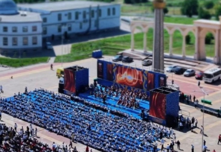 Ақтөбеде 1500 домбырашы бір мезгілде бірге «Көңілашар» күйін тартты