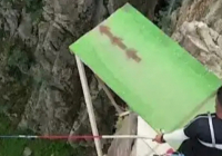 Қырғызстанда турист құздан секіремін деп ажал құшты