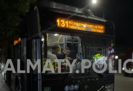 Рульде отырып, есінен танып қалған: Алматыда автобус жүргізушісі көз жұмды