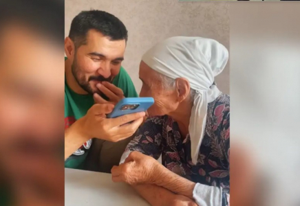 «Айналайын, менікі кілең ер бала»: танымал әнші қарт анасын chatgpt-мен сөйлестіріп, елді күлкіге қарық қылды (ВИДЕО)