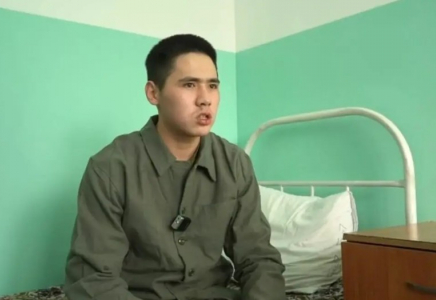 Қорғаныс министрлігі әскери бөлімде жақ сүйегі сынған сарбаздың ауруханадағы видеосын таратты