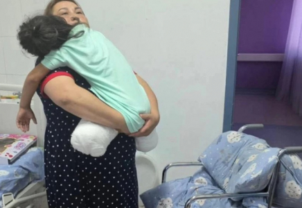 Астанада екі аяғынан айырылған қыздың отбасына баспана берілді