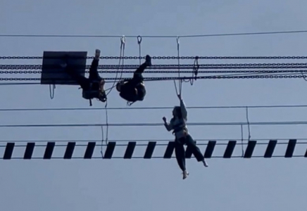 ​ Қытайда аспалы көпір аударылып, туристер 36 метр биіктікте салбырап қалған - видео