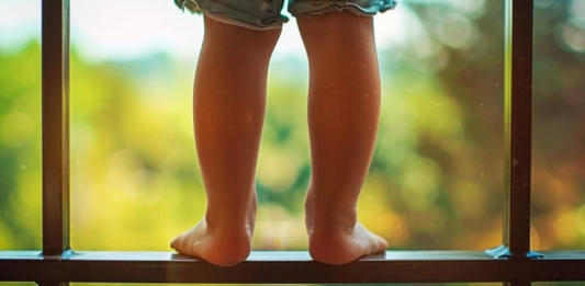 Жедел жәрдем жеткенімен кеш болды: Астанада бала терезеден құлап кетті 