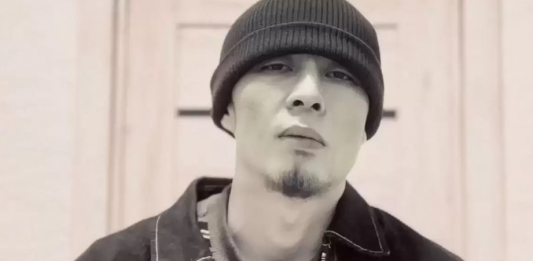 Рэпер Qarakesek сотқа мәжбүрлі түрде жеткізіледі