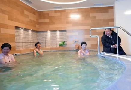 Ким Чен Ын саунада жуынып жатқан әйелдердің бөлмесіне баса көктеп кірді (ВИДЕО)