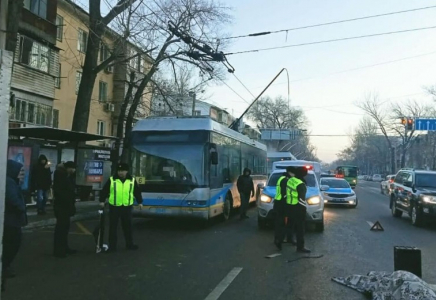 Алматыда жол-көлік оқиғасынан троллейбус жүргізушісі көз жұмды