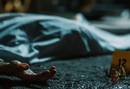 Өскеменде тұрғын үйлердің бірінің жанынан ер адамның мәйіті табылды