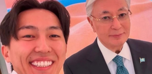 Әлемнің үздік тревел-блогері атанған Дастан Мұхамедрақым Тоқаевпен кездесті