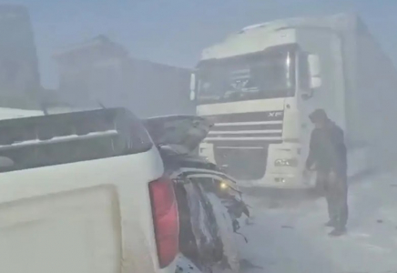 Астана-Қарағанды тас жолында жеті көлік соқтығысып, бір адам жан тапсырды (ВИДЕО)