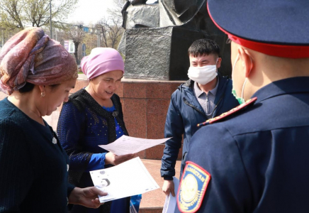 Шымкенттік полицейлер қала тұрғындарына түсіндіру жұмыстарын жүргізді