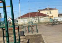 Атырауда оқушы қыз мектеп аумағындағы жаттығу құрылғысынан жарақат алып, саусағынан айырылды