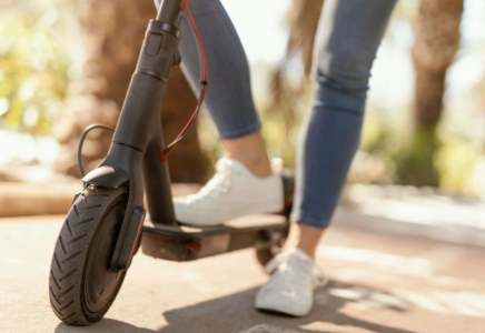 Үш метрге ұшып кеткен: Алматыда самокатшы қызды қағып, оқиға орнынан қашып кеткен