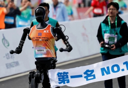 ​Бейжіңде гуманоидты робот жартылай марафонда адамнан жылдам жүгірді