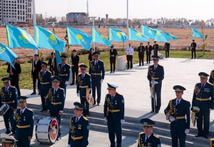 ​РЕСПУБЛИКА КҮНІ: ШЫМКЕНТТЕ 100 МЕТРЛІК ТУ ТҰҒЫРЫНА МЕМЛЕКЕТТІК ТУ КӨТЕРІЛДІ