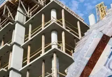 Ақсуда жағдайы төмен отбасыларға арнап тұруға жарамсыз үйлер сатып алынған