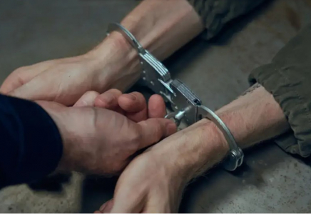 Ақтауда көшеде жалаңаш жүрген ер адам 5 тәулікке қамалды