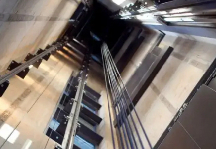 Шымкентте 12-қабаттан құлдилаған лифт: жолаушы ауыр жарақат алды